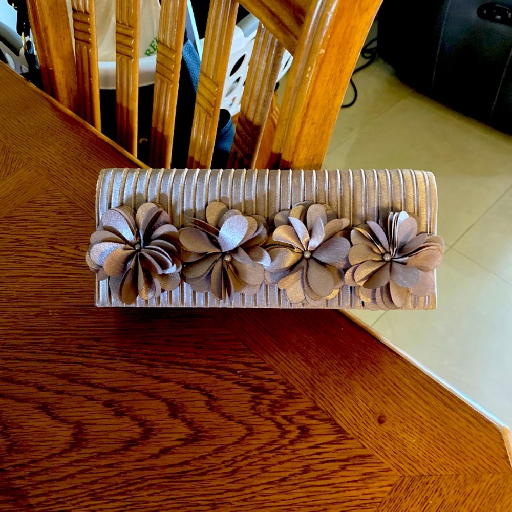 Taupe clutch